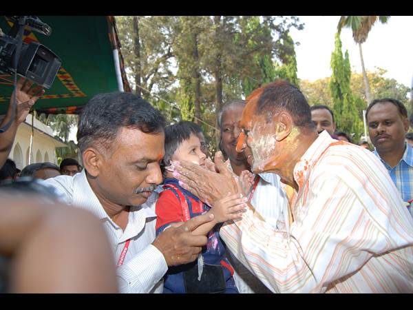గవర్నర్, సిఎం: హోలీ హోలీల రంగహోలీ (పిక్చర్స్)