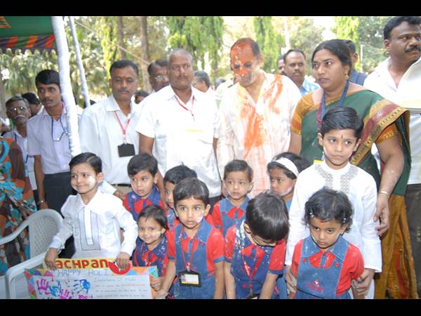 గవర్నర్, సిఎం: హోలీ హోలీల రంగహోలీ (పిక్చర్స్)