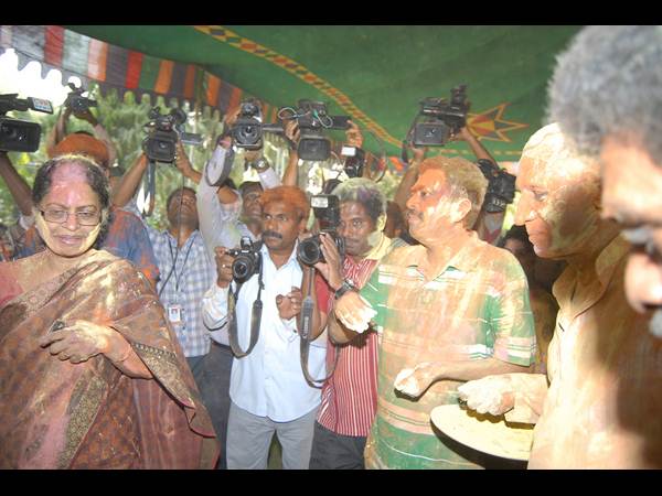 గవర్నర్, సిఎం: హోలీ హోలీల రంగహోలీ (పిక్చర్స్)
