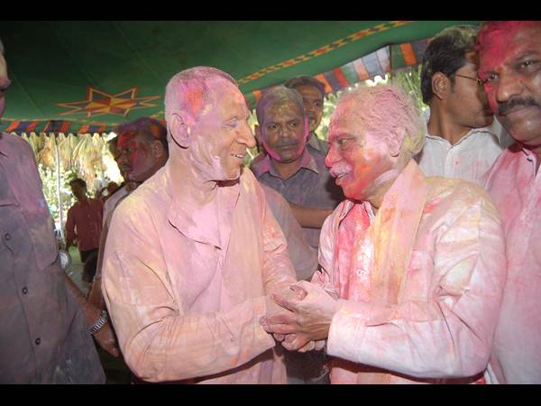 గవర్నర్, సిఎం: హోలీ హోలీల రంగహోలీ (పిక్చర్స్)