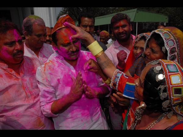 గవర్నర్, సిఎం: హోలీ హోలీల రంగహోలీ (పిక్చర్స్)