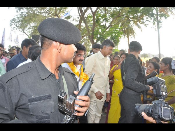 ఫొటోలు: బాబు స్టయిల్ మారిందా?