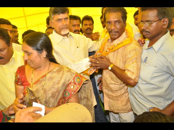 ఫొటోలు: బాబు స్టయిల్ మారిందా?