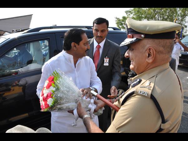 మీకే.. మాకు లేదు గ్యారెంటీ!(సిఎం పిక్చర్స్)