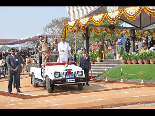 మీకే.. మాకు లేదు గ్యారెంటీ!(సిఎం పిక్చర్స్)
