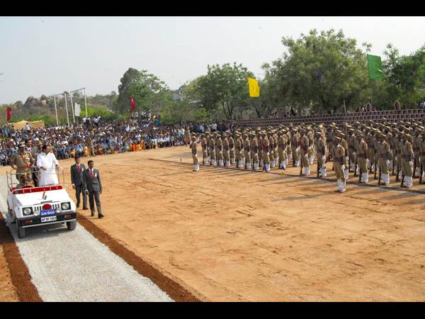 మీకే.. మాకు లేదు గ్యారెంటీ!(సిఎం పిక్చర్స్)