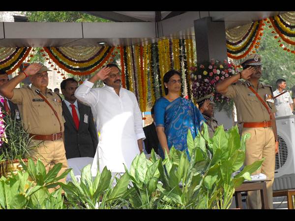 మీకే.. మాకు లేదు గ్యారెంటీ!(సిఎం పిక్చర్స్)