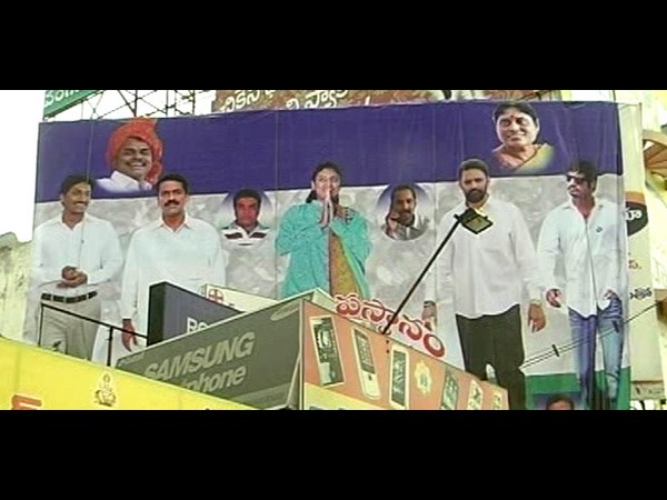 బెజవాడలో ట్విస్ట్లే: షర్మిలకు టిడిపి నేత స్థలం