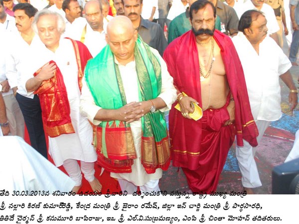 కిరణ్ తలనీలాలు: శ్రీవారి సేవలో ప్రముఖులు(పిక్చర్స్)