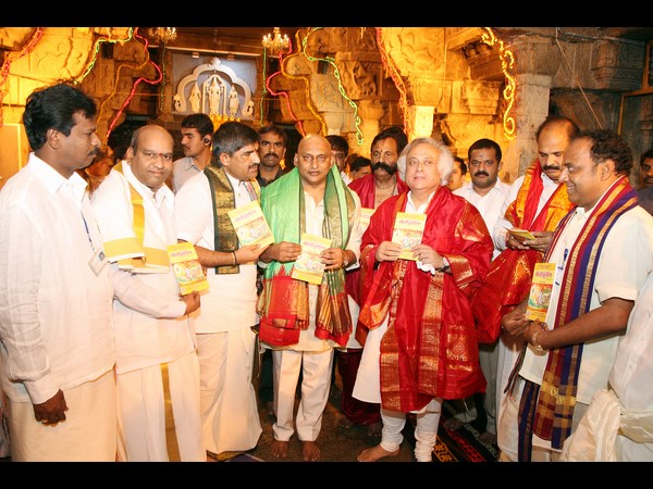 కిరణ్ తలనీలాలు: శ్రీవారి సేవలో ప్రముఖులు(పిక్చర్స్)