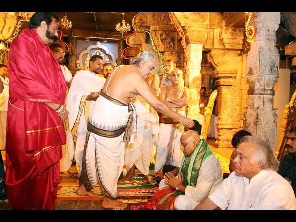 కిరణ్ తలనీలాలు: శ్రీవారి సేవలో ప్రముఖులు(పిక్చర్స్)