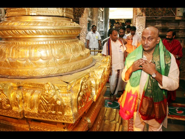 కిరణ్ తలనీలాలు: శ్రీవారి సేవలో ప్రముఖులు(పిక్చర్స్)