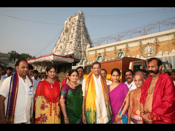 కిరణ్ తలనీలాలు: శ్రీవారి సేవలో ప్రముఖులు(పిక్చర్స్)