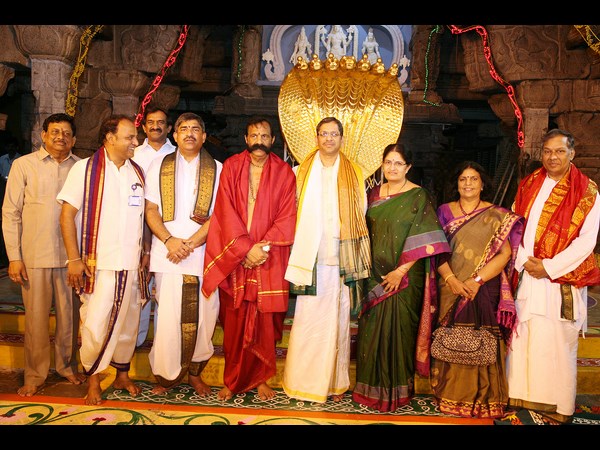 కిరణ్ తలనీలాలు: శ్రీవారి సేవలో ప్రముఖులు(పిక్చర్స్)