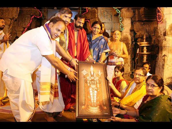 కిరణ్ తలనీలాలు: శ్రీవారి సేవలో ప్రముఖులు(పిక్చర్స్)