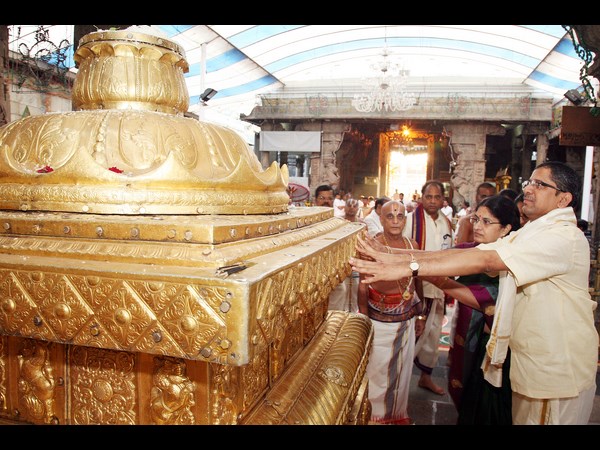 కిరణ్ తలనీలాలు: శ్రీవారి సేవలో ప్రముఖులు(పిక్చర్స్)