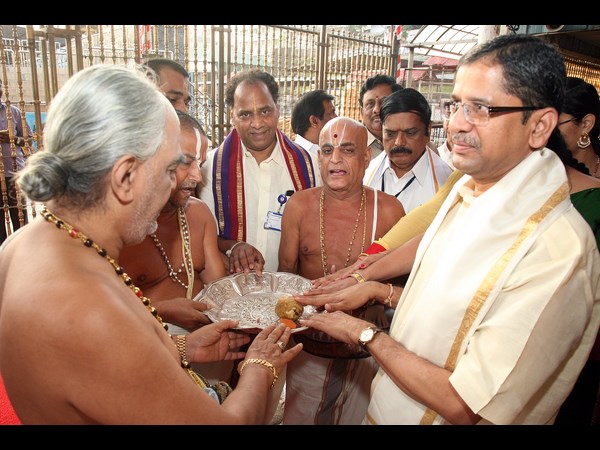 కిరణ్ తలనీలాలు: శ్రీవారి సేవలో ప్రముఖులు(పిక్చర్స్)
