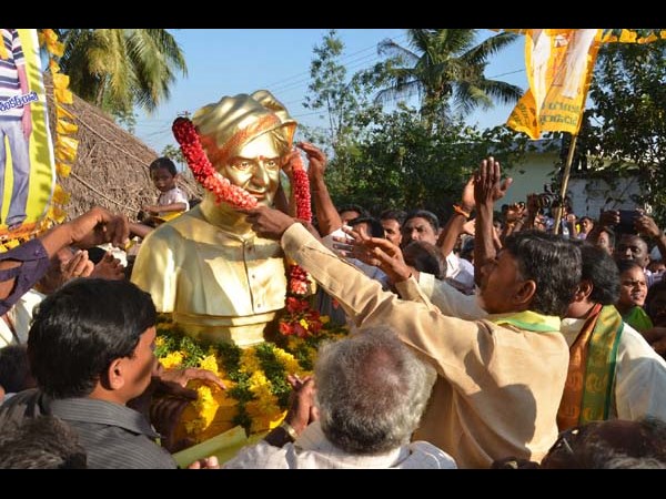 జూ. ఎన్టీఆర్: బాలయ్య వ్యూహం మిస్ఫైర్? (ఫొటోలు)