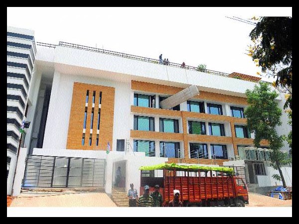జగన్కు వాస్తు కష్టాలు: గాలి దారిలోనే...(పిక్చర్స్)
