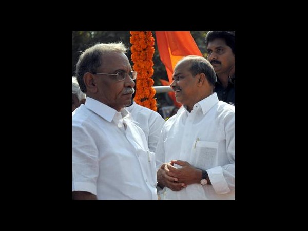జగన్కు వాస్తు కష్టాలు: గాలి దారిలోనే...(పిక్చర్స్)