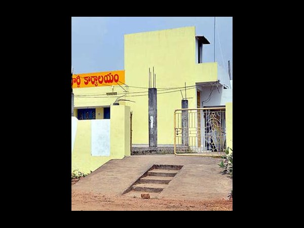 జగన్కు వాస్తు కష్టాలు: గాలి దారిలోనే...(పిక్చర్స్)