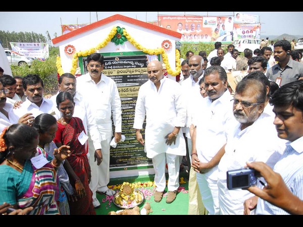 ఫొటోలు: సిఎం ఇందిరమ్మ బాట ఇలా..