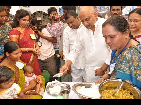 ఫొటోలు: సిఎం ఇందిరమ్మ బాట ఇలా..