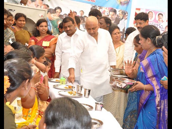 ఫొటోలు: సిఎం ఇందిరమ్మ బాట ఇలా..