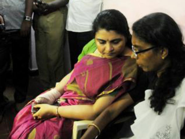 ఉద్వేగానికి గురైన ఆమె, మంత్రి ఫిర్యాదు