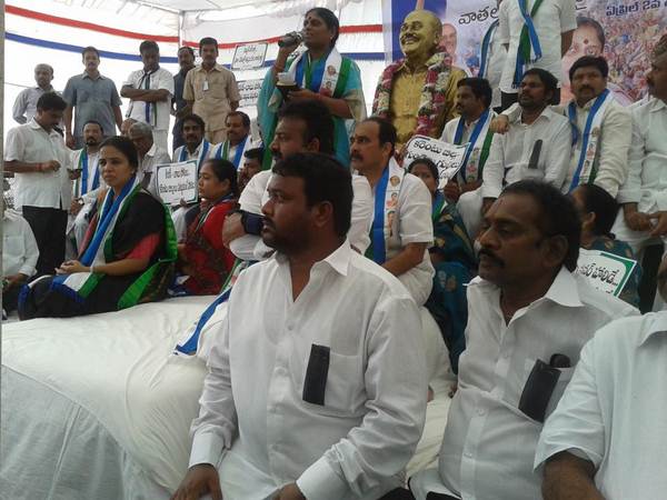 ఫొటోలు: జగన్ కోసం షర్మిల, విజయమ్మ