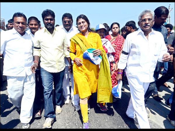 ఫొటోలు: జగన్ కోసం షర్మిల, విజయమ్మ