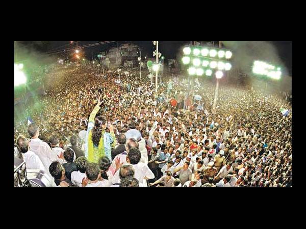ఫొటోలు: జగన్ కోసం షర్మిల, విజయమ్మ