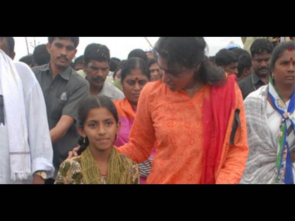 ఫొటోలు: జగన్ కోసం షర్మిల, విజయమ్మ