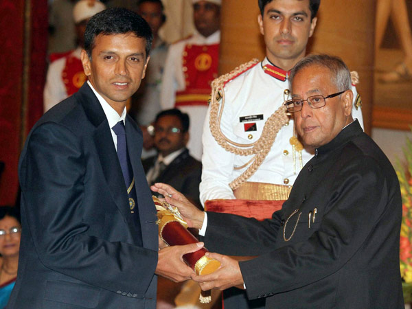 పద్మా అవార్డులను అందుకున్న శ్రీదేవి (పిక్చర్స్)