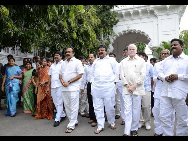మొదట్నుంచి 'జగన్' అంతే!(పిక్చర్స్)