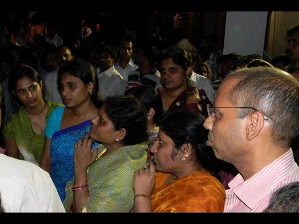 పిక్చర్స్: జగన్ రాకపోతే విజయమ్మ లాక్కొస్తారా?