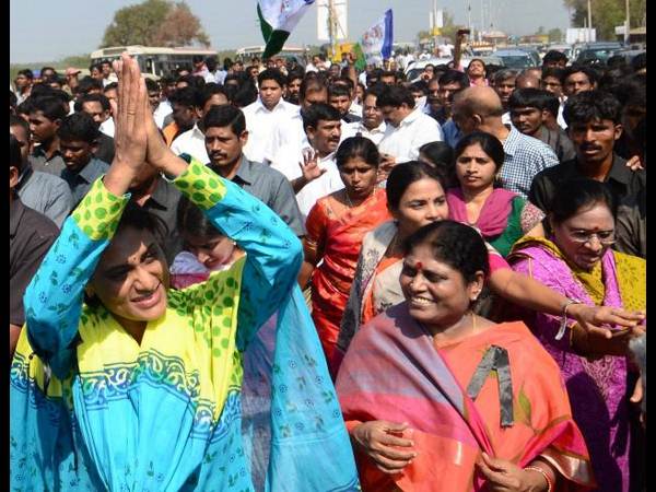 పిక్చర్స్: జగన్ రాకపోతే విజయమ్మ లాక్కొస్తారా?