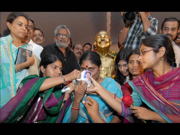 పిక్చర్స్: జగన్ రాకపోతే విజయమ్మ లాక్కొస్తారా?