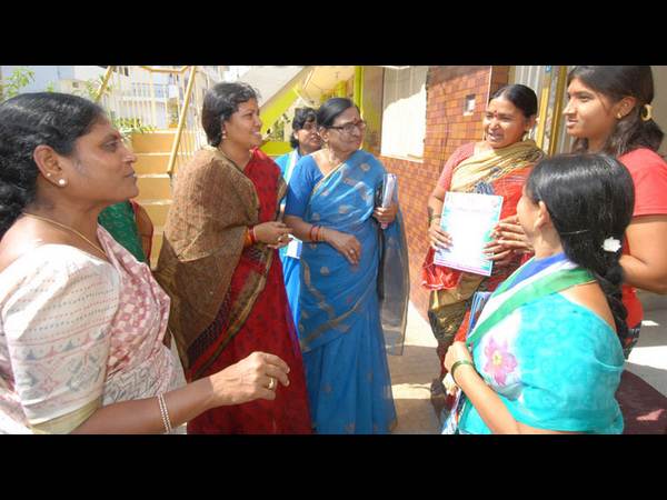 పిక్చర్స్: జగన్ రాకపోతే విజయమ్మ లాక్కొస్తారా?