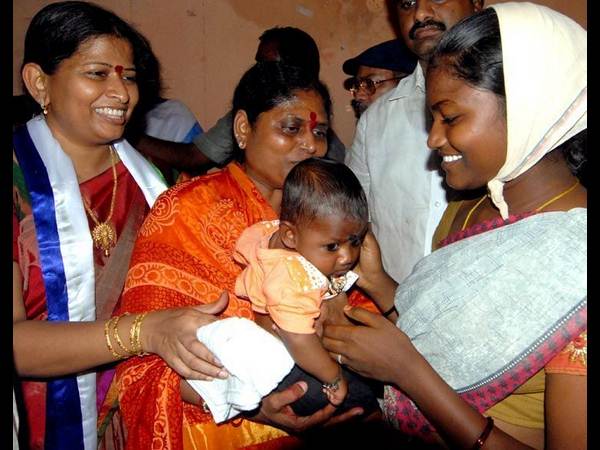 పిక్చర్స్: జగన్ రాకపోతే విజయమ్మ లాక్కొస్తారా?