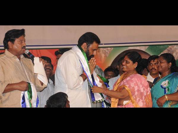 పిక్చర్స్: జగన్ రాకపోతే విజయమ్మ లాక్కొస్తారా?