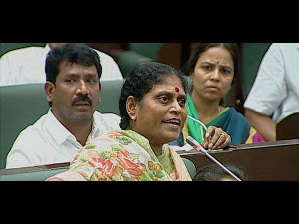పిక్చర్స్: జగన్ రాకపోతే విజయమ్మ లాక్కొస్తారా?