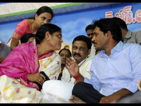 పిక్చర్స్: జగన్ రాకపోతే విజయమ్మ లాక్కొస్తారా?