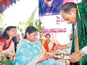Roja participated in YSRC Ugadi festival Roja participated in YSRC Ugadi festival