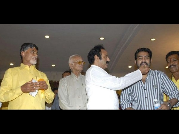 సర్వే: జగన్కు చిల్లు, చిరు మీసం మెలేసినా!(పిక్చర్స్)
