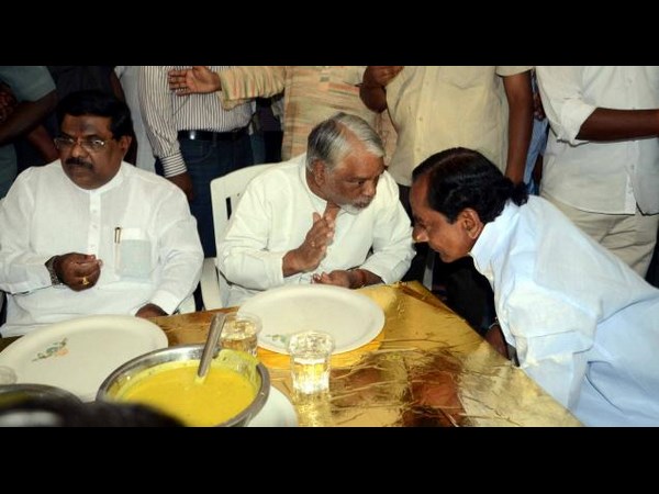 సర్వే: జగన్కు చిల్లు, చిరు మీసం మెలేసినా!(పిక్చర్స్)