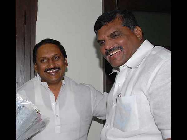 సర్వే: జగన్కు చిల్లు, చిరు మీసం మెలేసినా!(పిక్చర్స్)