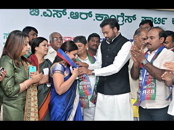 తారల ఎన్ని'కలలు': ప్రచారంలో ముద్దుగుమ్మ(పిక్చర్స్)