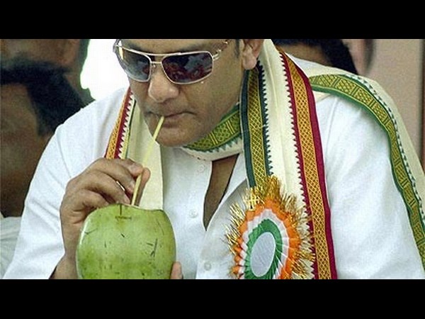 తెలుగోడి ప్రచారం, హీరోయిన్ల ఎక్స్ట్రా(పిక్చర్స్)