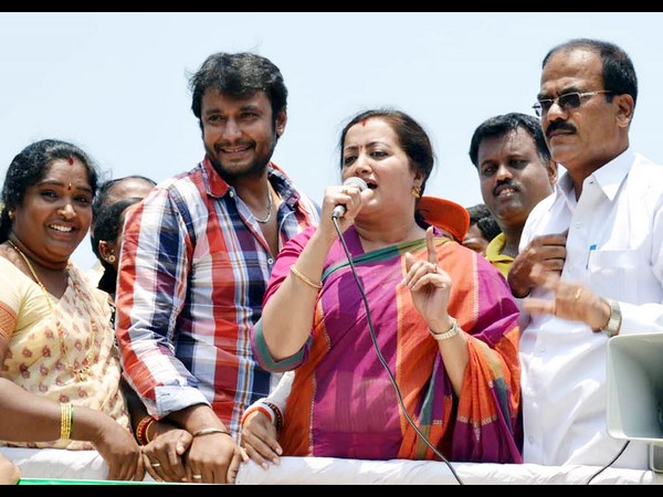 తెలుగోడి ప్రచారం, హీరోయిన్ల ఎక్స్ట్రా(పిక్చర్స్)